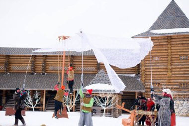 Rusya voronezh 'i. Maslenitsa bayramı bir heykeli yakmak için yapılan bir bahar halk festivali. Şövalyeler ve prensesler hakkında bir oyun..