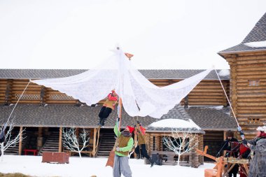 Rusya voronezh 'i. Maslenitsa bayramı bir heykeli yakmak için yapılan bir bahar halk festivali. Şövalyeler ve prensesler hakkında bir oyun..
