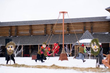 Rusya voronezh 'i. Maslenitsa bayramı bir heykeli yakmak için yapılan bir bahar halk festivali. Şövalyeler ve prensesler hakkında bir oyun..