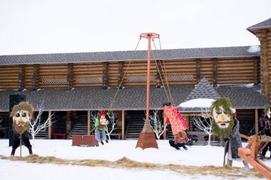 Rusya voronezh 'i. Maslenitsa bayramı bir heykeli yakmak için yapılan bir bahar halk festivali. Şövalyeler ve prensesler hakkında bir oyun..