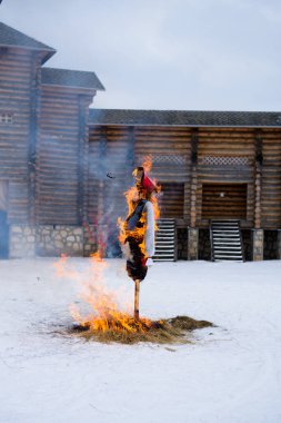 Rusya voronezh 'i. Maslenitsa bayramı. Heykel gibi bir bahar festivalini yakmak için..