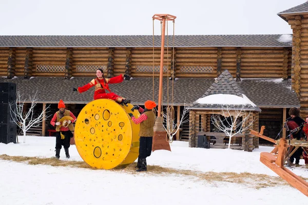 Rusya voronezh 'i. Maslenitsa bayramı bir heykeli yakmak için yapılan bir bahar halk festivali. Şövalyeler ve prensesler hakkında bir oyun..