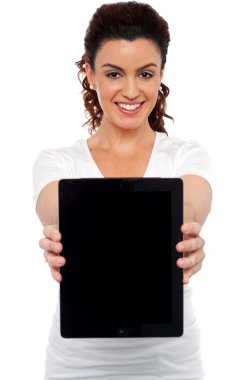 kamera için gösterilen tablet cihaz tutan kadın