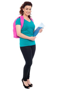 sırt çantası ve spiral defter ile öğrenci