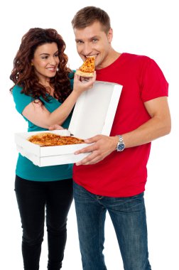 yardımsever kız sevgilisini pizza yemek yapma