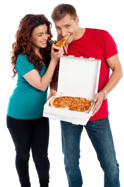 kız erkek arkadaşıyla bir pizza parça paylaşım