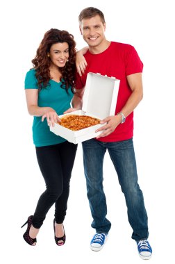 genç bir çift hakkında birlikte pizza enjoy