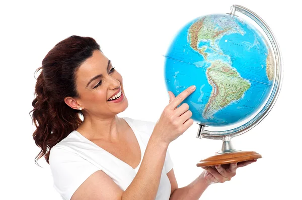 Vrouw met globe in haar hand — Stockfoto