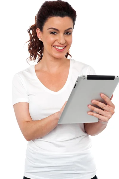 Ładna kobieta za pomocą urządzenia typu tablet — Zdjęcie stockowe