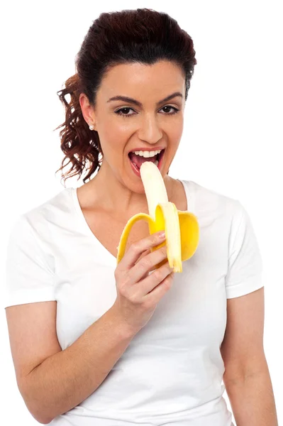 Bela jovem ajuste menina comer banana — Fotografia de Stock