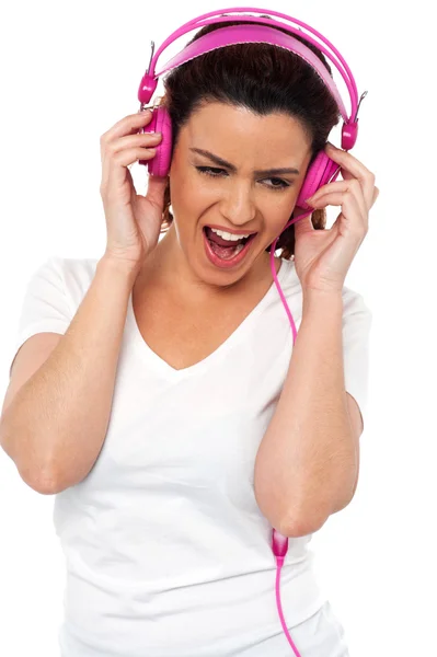 Brunette vrouwen genieten van rocken met luide muziek — Stockfoto