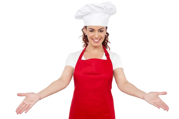 Mulher sorridente chef recebê-lo — Fotografia de Stock