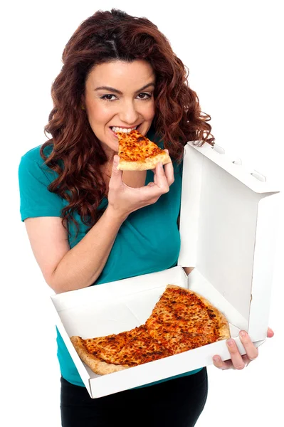 Joven chica alegre disfrutando de la pizza sola — Foto de Stock