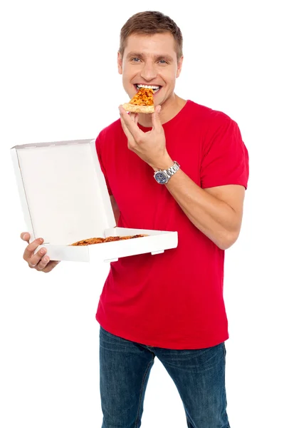 Fajny młody facet korzystających pizzy — Zdjęcie stockowe