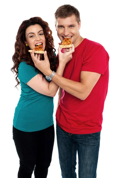 Schattig liefde paar genieten van pizza taart samen — Stockfoto