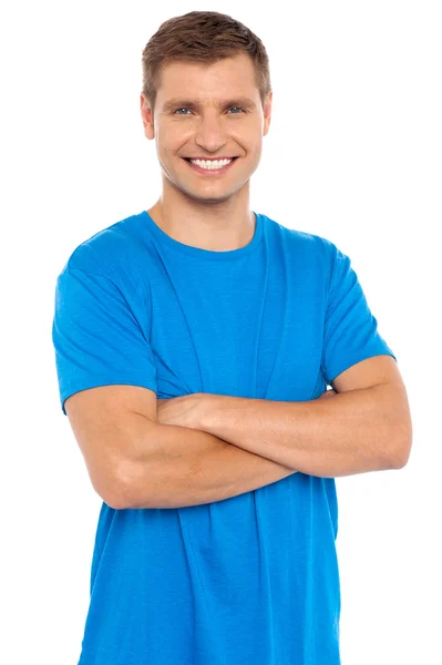Ritratto casuale dell'uomo sorridente che posa con le braccia incrociate — Foto Stock
