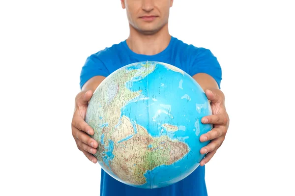 Close-up shot van man met globe — Stockfoto