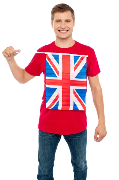 Koele kerel met de idee van de Britse vlag op t-shirt — Stockfoto