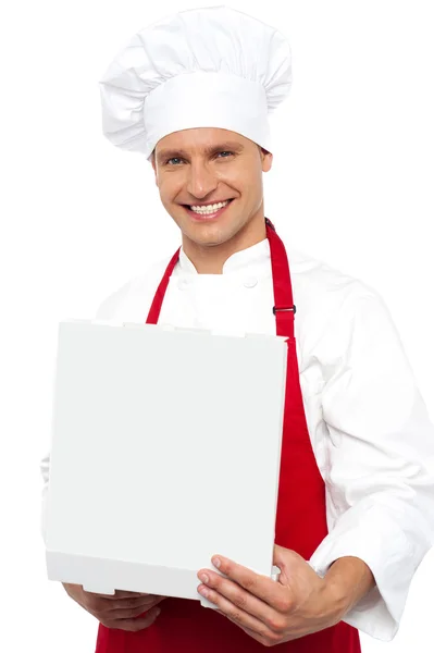 Retrato de un chef sosteniendo una caja de pasteles — Foto de Stock