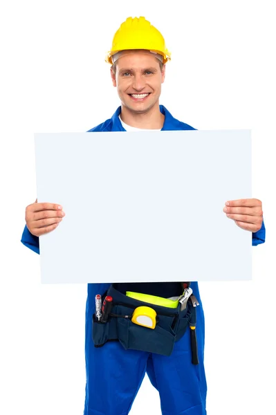 Trabalhador da construção segurando outdoor em branco — Fotografia de Stock