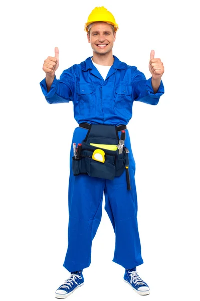 Joven trabajador exitoso haciendo gestos de doble pulgar hacia arriba — Foto de Stock