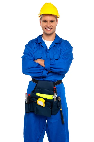 Joven contratista industrial posando con los brazos cruzados — Foto de Stock