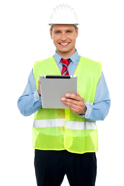 Mannelijke bouw ingenieur gebruiken, tablet pc — Stockfoto