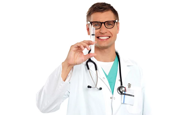 Médecin avec une aiguille d'injection avec du liquide blanc — Photo