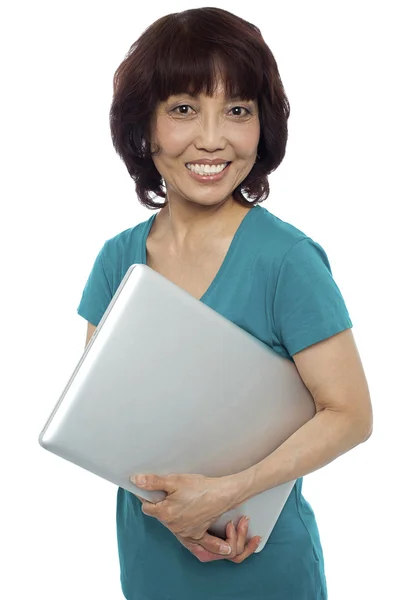 休闲妇女背着她的笔记本电脑 — 图库照片