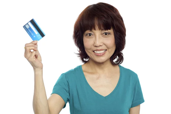 Mulher bonita segurando seu cartão de crédito para fora — Fotografia de Stock