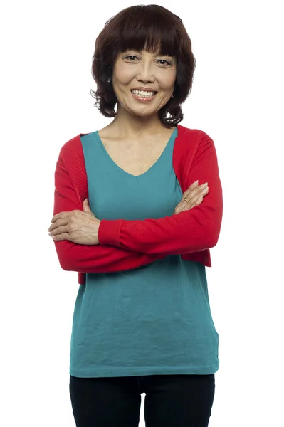 Schöne asiatische Frau posiert mit ihren gekreuzten Armen — Stockfoto