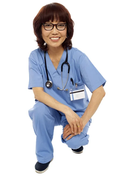 Female surgeon semi seated on floor. Studio shot — Stock Photo, Image