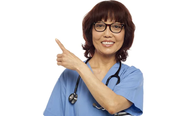 Sjuksköterska pekar på kopia utrymme — Stockfoto