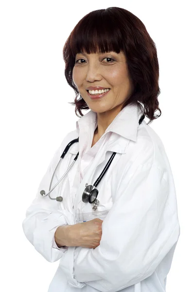 Sorrindo médico especialista posando com os braços cruzados — Fotografia de Stock