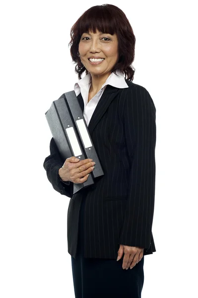 Mujer de negocios sonriente sosteniendo su carpeta de archivos — Foto de Stock