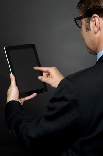 Achteraanzicht van baas browsen op nieuwe tablet pc — Stockfoto