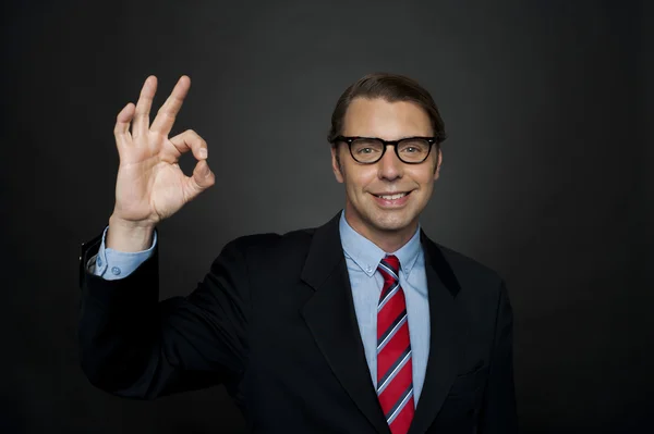 Manager showing okay sign to camera, good work — Stock Photo, Image