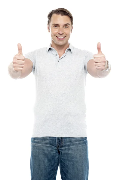 Dobře vypadající veselý muž objevil dvojitý palce — Stock fotografie