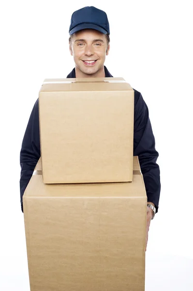 Hombre joven que lleva enormes cajas de cartón — Foto de Stock