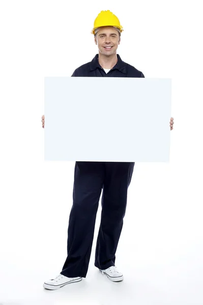 Reparador segurando outdoor em branco, retrato de comprimento total — Fotografia de Stock