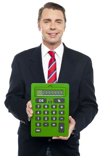 Joven empresario mostrando gran calculadora verde —  Fotos de Stock