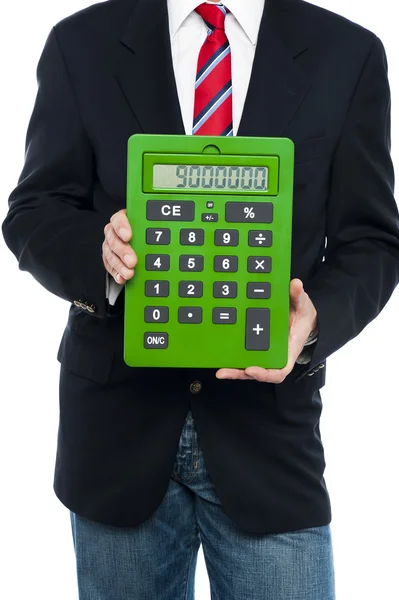 Imagen recortada del hombre de negocios que sostiene la calculadora — Foto de Stock