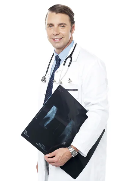 Kluger Chirurg mit Röntgenbericht eines Patienten — Stockfoto