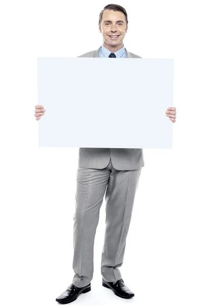 Executivo de negócios bem sucedido segurando placa de anúncio em branco — Fotografia de Stock