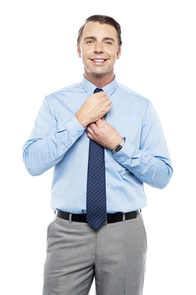 Representante de ventas ajustando su corbata antes de la reunión — Foto de Stock