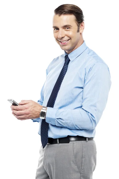 微笑着从手机发送短信的年轻经理 — 图库照片