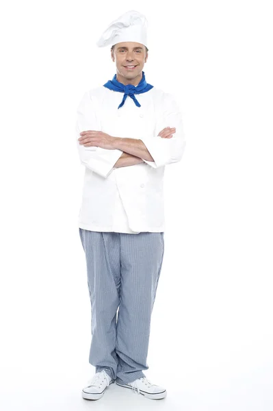 Joven chef posando con los brazos cruzados — Foto de Stock