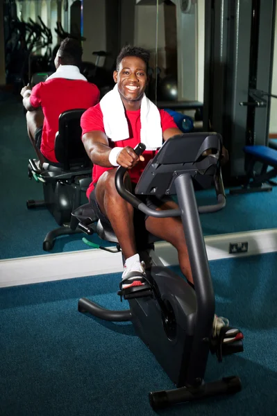 Jovem queimando calorias, pedalando rápido — Fotografia de Stock