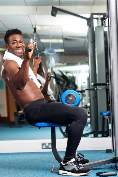 Ταιριάζει αφρικανική προπονητής γυμναστική στο γυμναστήριο πολυ — Φωτογραφία Αρχείου