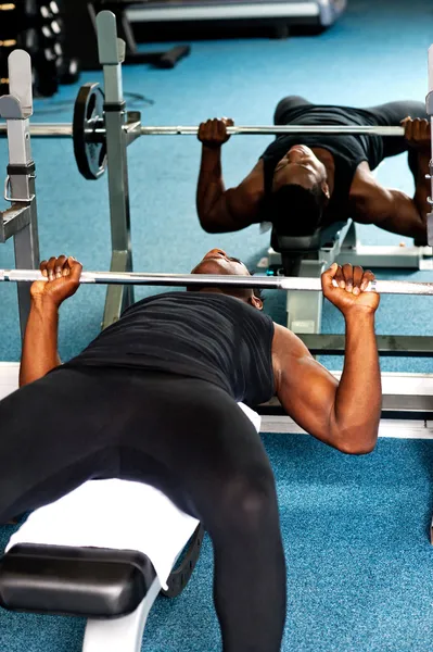 Bodybuilder trying to lift the barbell — Stock Photo, Image